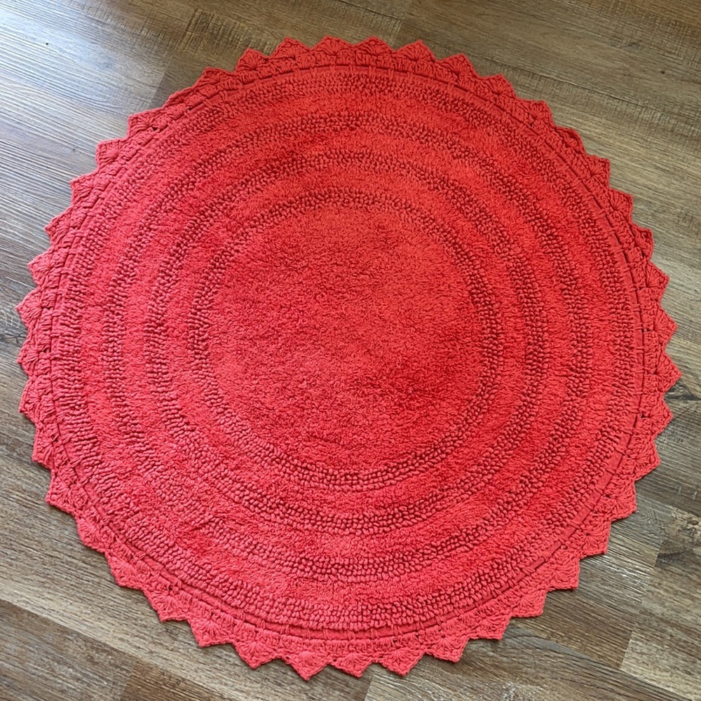 NWOT- Round throw rug!